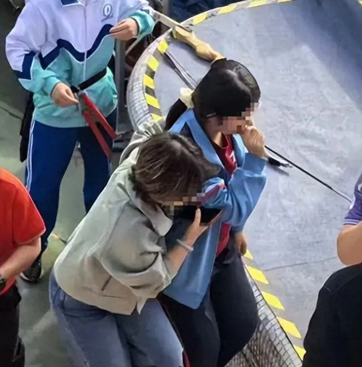 三水中學運動會射箭表演竟「射中女學生臉」。（圖／翻攝上觀）