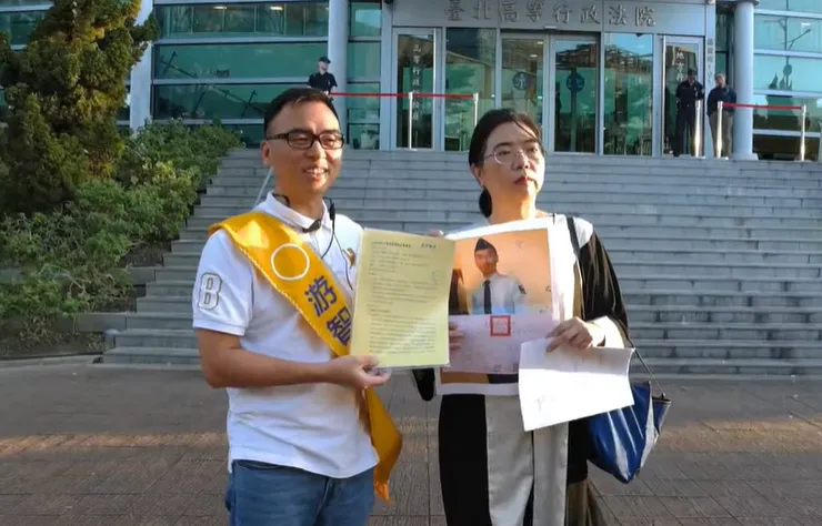 北市議員參選人游智彬遭中選會撤銷參選資格，16日下午跟律師陳麗玲赴台北高等行政法院聲請假處分。（圖／游智彬翻桌評論YT）