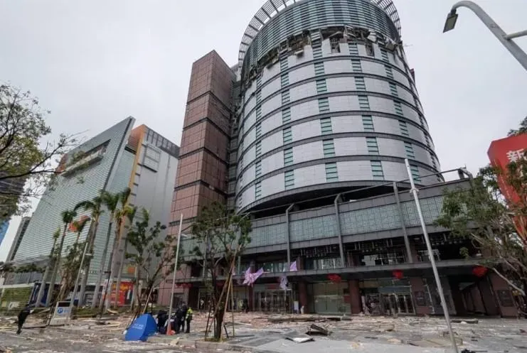 台中新光三越中港店13日發生氣爆事故，導致2名澳門籍遊客在內共4人身亡。（圖／中天新聞）
