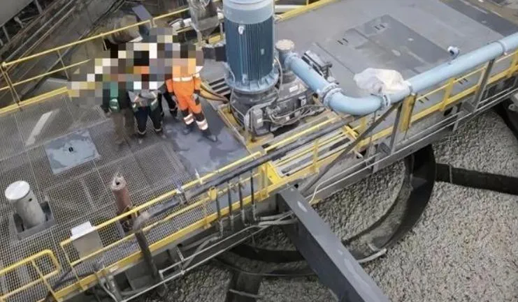 礦業工廠大多鋪設格柵板，腳下就是滾滾泥漿。圖非事發工廠。（圖/翻攝《網易》）