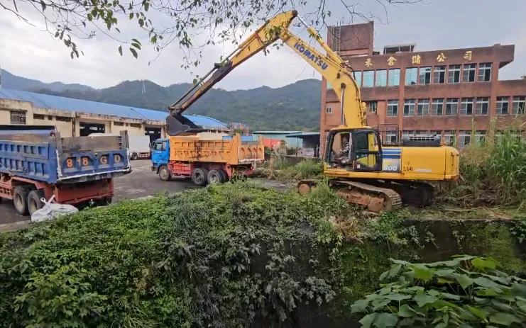 基隆河八堵抽水站附近日前爆發油污事件，造成基隆及汐止地區逾15萬戶自來水受污染。（圖／中天新聞）