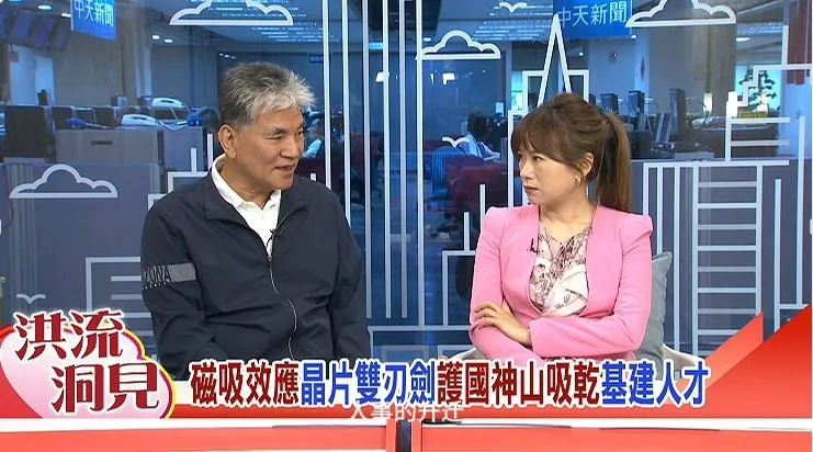 洪流洞見主持人洪淑芬與前內政部部長李鴻源。(圖/中天新聞)