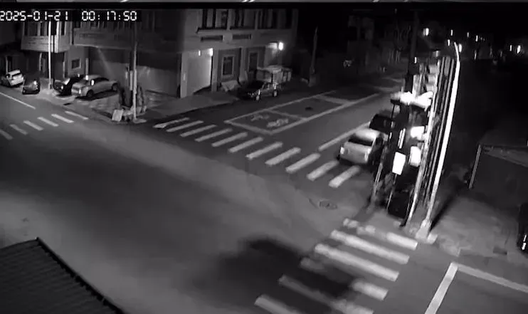 口湖鄉路口監視器錄下一陣巨響。（圖／翻攝畫面）