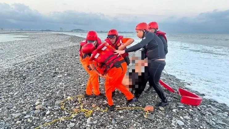 花蓮溪出海口男子溺水送醫不治。（圖／翻攝畫面）