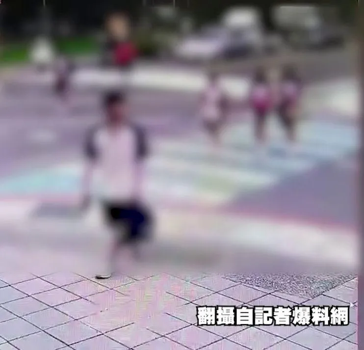 3名一起過馬路的女學童，如今同窗好友僅剩1位生還。（圖／記者爆料網）