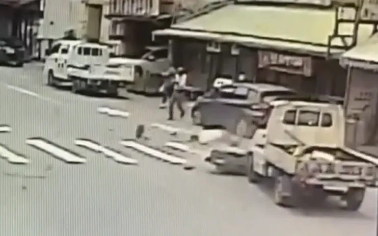 疑闖紅燈釀禍！瑞穗小貨車攔腰撞機車，騎士右手骨折送醫。（圖／中天新聞）