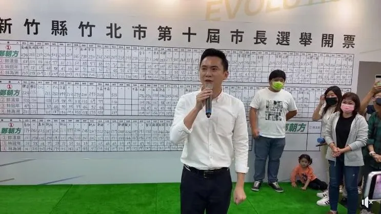 媒體報導鄭朝方家族試圖說服時任新竹縣長楊文科變更山林地為殯葬地，新竹縣政府表示「無相關案件紀錄、無相關執行事項」。（圖／鄭朝方臉書）