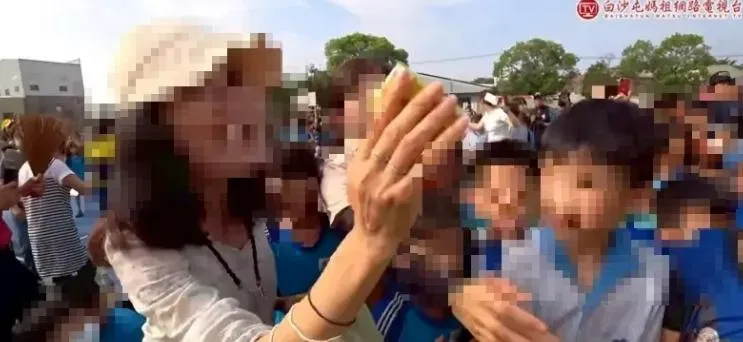 學生排隊領取媽祖結緣品時，一名女性教師突然衝上前拿結緣品，影片曝光後引發爭議。（圖／翻攝自白沙屯媽祖網路電視台YT）