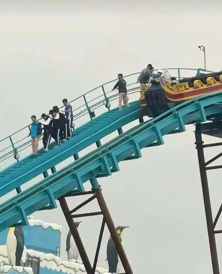 激流船半空中卡住，遊客被迫徒步軌道疏散。（圖／翻攝微博）