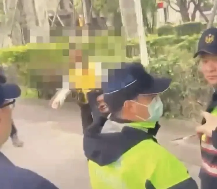 游姓男子在場外砸水球被警方帶走。（圖/警方提供)