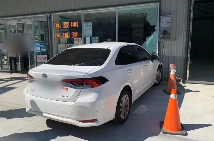 苗栗後龍轎車爆衝撞進超商。（圖／翻攝畫面）