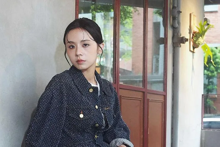 創作女歌手163braces憑藉首張個人創作專輯《海螺記》入圍第37屆金曲獎最佳新人。(圖/形上娛樂 提供)