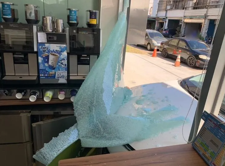 車輛撞碎超商櫃台旁玻璃。（圖／翻攝畫面）