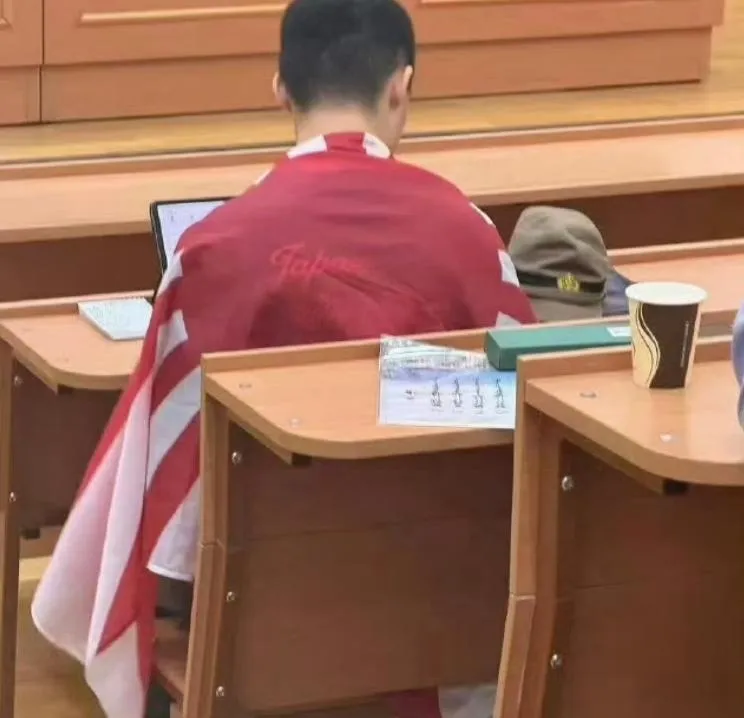 陳姓陸生在課堂身披日本軍旗。（圖／翻攝新浪微博）
