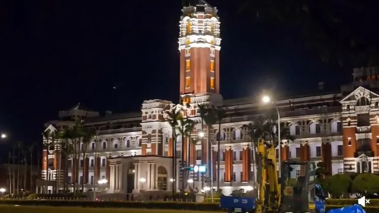 總統府夜間景觀照明一度因預算凍刪關閉，不過網友發現在大罷免落幕後重新「開燈」了（攝自Dcard）