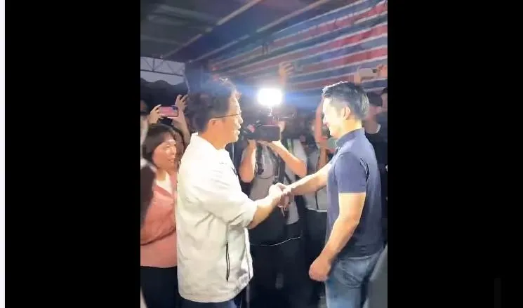 沈伯洋和蔣萬安握手。(圖取自殷瑋臉書)
