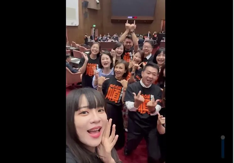 民進黨立院黨團成員2日在議場換上「順起來」應援服,更直接開唱競選歌曲《台北順起來》。(圖取自綠委黃秀芳臉書)
