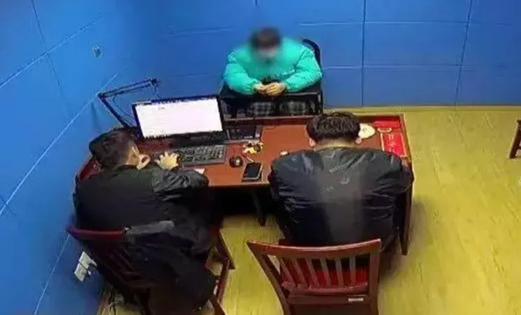 這名阿姨趁打掃偷竊雇主名錶和項鍊。（圖/翻攝新浪微博）