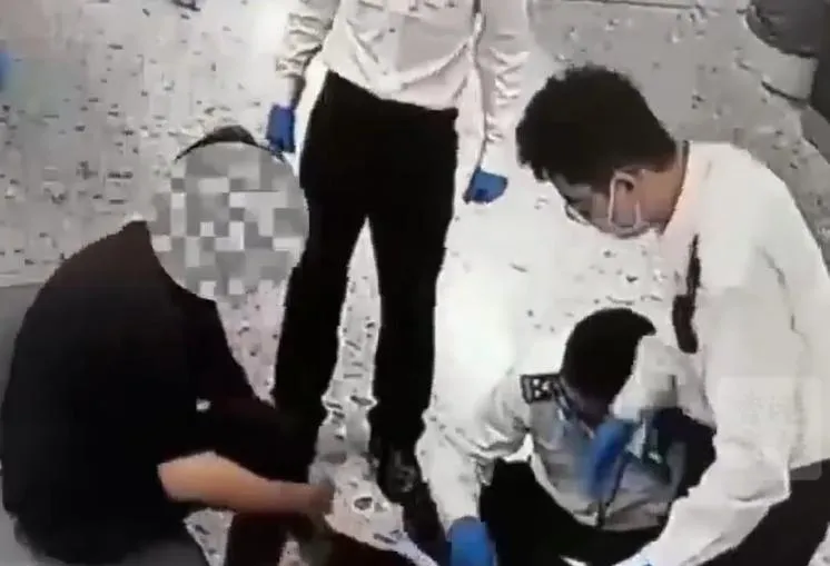 男子遭海關查出鞋裡藏大麻。（圖/翻攝新浪微博）