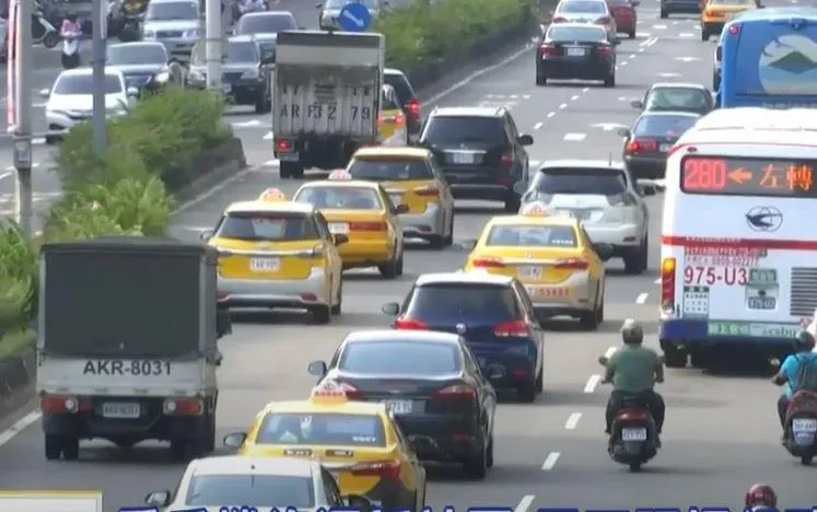 汽車或大型重機等紅燈時，車輛若滑入機車停等區會被開罰。（示意圖，非當事車輛／中天新聞）
