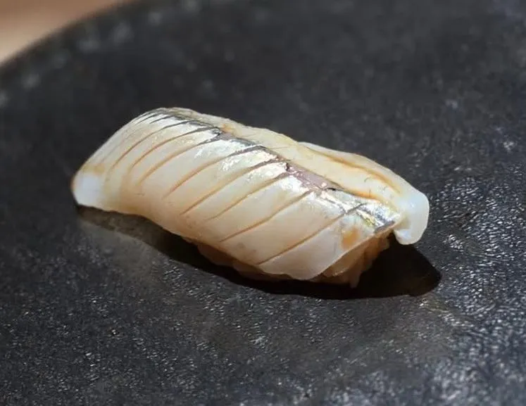 水針的背為脊作成馬鞍狀握壽司。（圖／黃小姐提供）