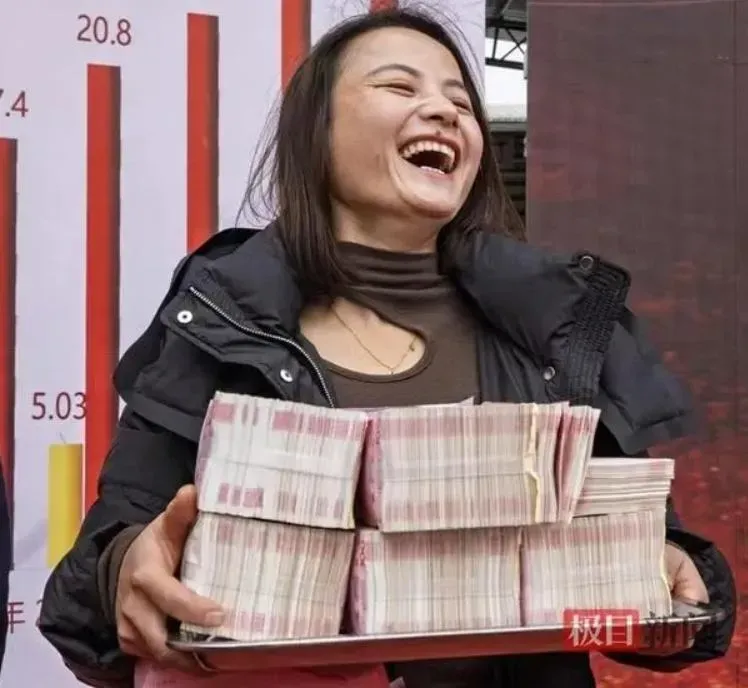 劉守量的女兒抱著獎金樂開懷。（圖/翻攝新浪微博）