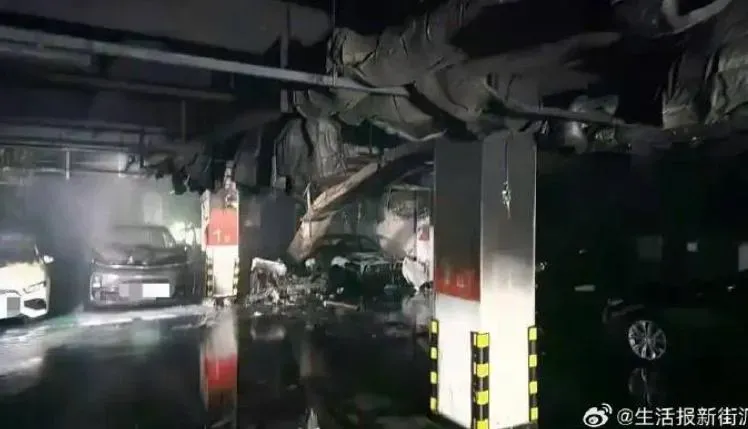 事發後地下車庫被燒得焦黑。（圖/翻攝《新浪網》）