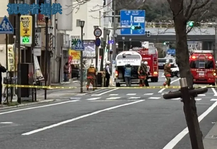 救護車與消防車停在爆炸現場。(圖/NNN)