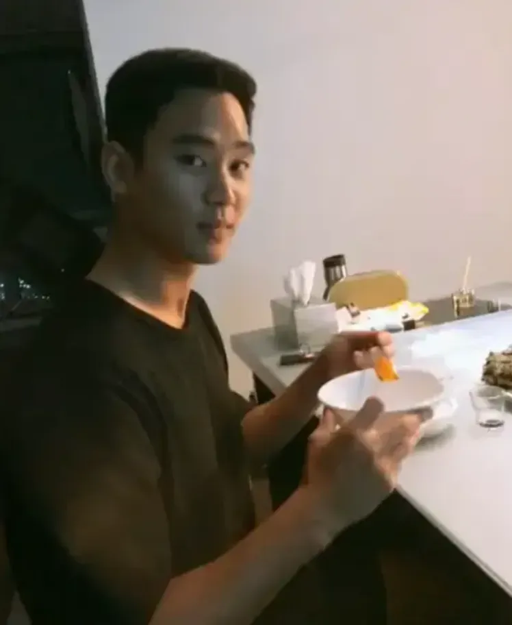 《橫豎研究所》公開金秀賢疑似在金賽綸家中進食的照片。（圖／翻攝自《橫豎研究所》YouTube ）