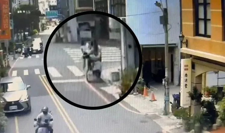 女高中生與友人在路上遭人從背後襲擊朝背部甩巴掌。（圖／民眾提供）