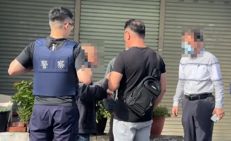 受害者陳男父親向警方還原經過。（圖／中天新聞）