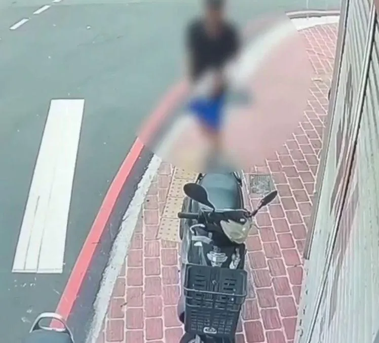 該名狂男在超商旁揮刀。(圖/翻攝畫面)