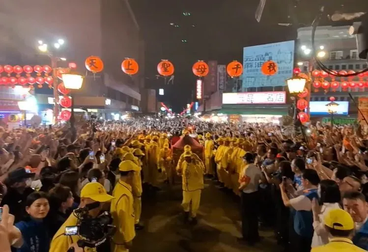 白沙屯媽祖從北港朝天宮起駕回鑾，可以看到人有大批信眾跟隨。（圖／翻攝自白沙屯媽祖網路電視台）