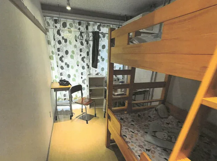 屏東市一家外語補習班涉嫌詐騙，以近10萬元「包山包海」的日本遊學團吸引民眾報名，卻在14名團員抵達東京後將他們丟包.（圖/翻攝畫面）