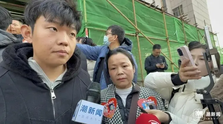 被拐嬰兒、現18歲的姜甲儒及其母親。（圖／翻攝《潮新聞》）