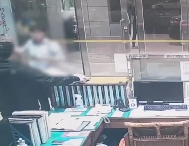 石男至前鎮分局一心所報案稱在一心路與和平路口，拾得皮夾1個及現金新台幣69100元。（圖／警方提供）