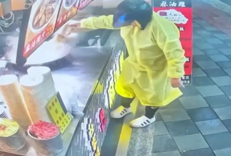 麻油雞店莊家班在跨年夜遭遇惡意攻擊，雙北地區共10家分店的湯底被投放不明粉末。（圖／新北刑大提供）