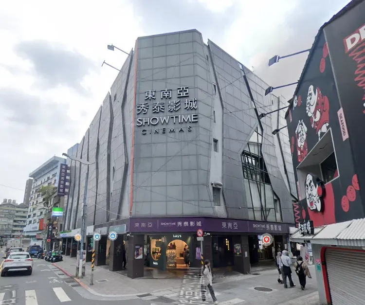 台北公館商圈的東南亞秀泰影城前身為「東南亞戲院」，是2位退休軍人和榮民們集資創建成立。（圖／翻攝自GoogleMaps）