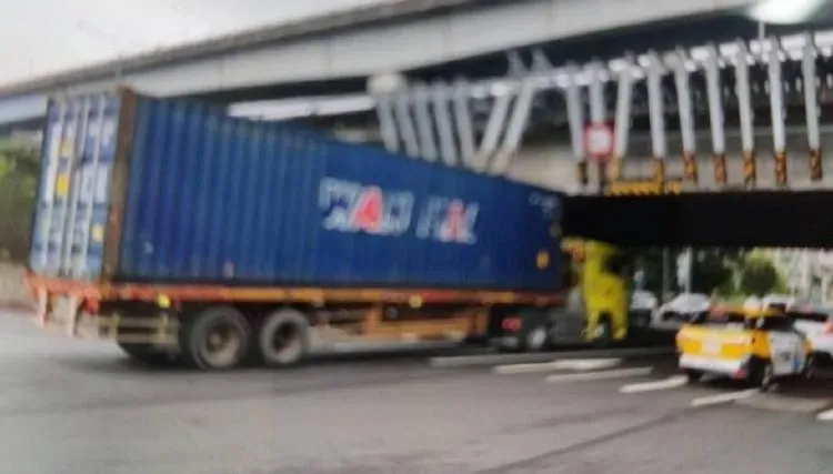 北市內湖一輛貨櫃車卡在國道下方動彈不得。（圖／翻攝畫面）