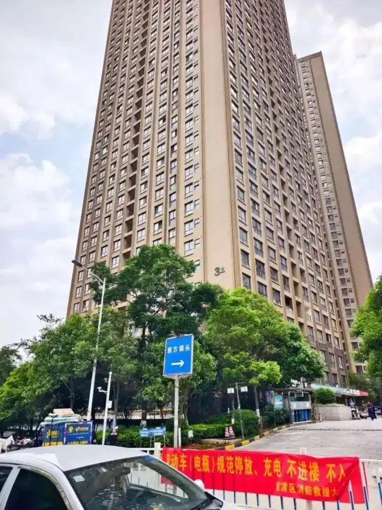 事發社區大樓。（圖／翻攝微博）