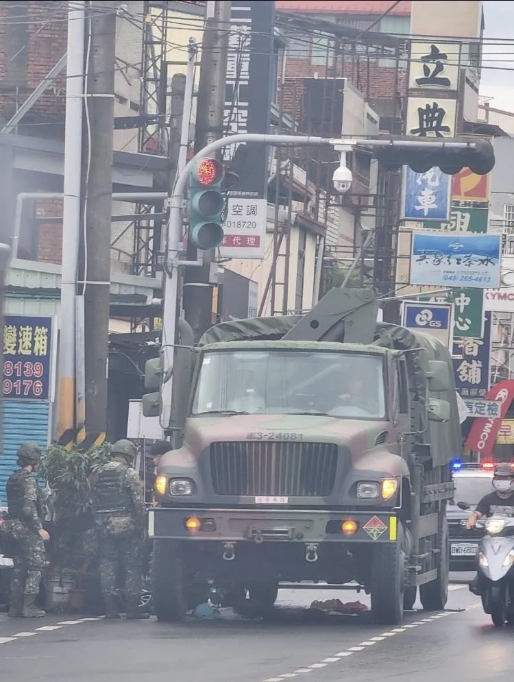 南投縣竹山鎮集山路三段與大明路口，今（10）日下午14時21分許，發生一起軍用車輛與電動二輪車的交通事故。（圖/翻攝畫面）