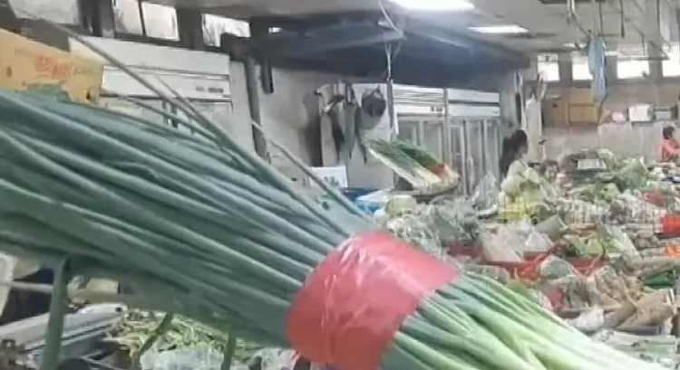 受颱風影響，蔥價創下新高，三星蔥一把價格突破700元，連帶影響民生消費。（圖/中天新聞）