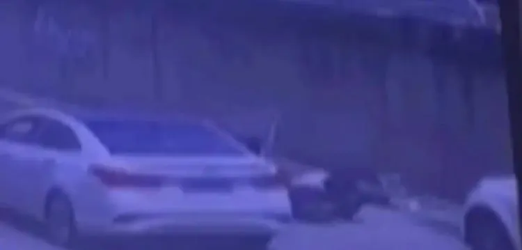 一名60歲老人劉某騎電動自行車時遭小客車乘客突然開門撞擊，導致腦部重傷昏迷至今已逾兩年。（圖／翻攝南方都市報）