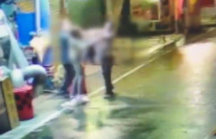 2男凌晨街頭互毆。（圖／翻攝畫面）
