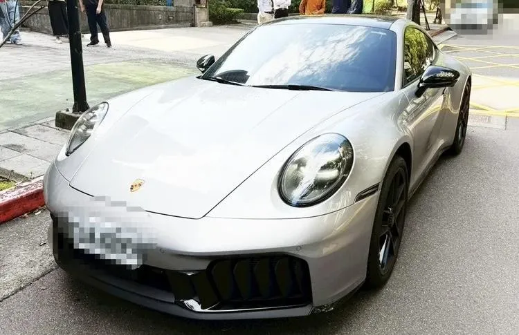 警方查扣要價近千萬保時捷跑車。（圖／翻攝畫面）