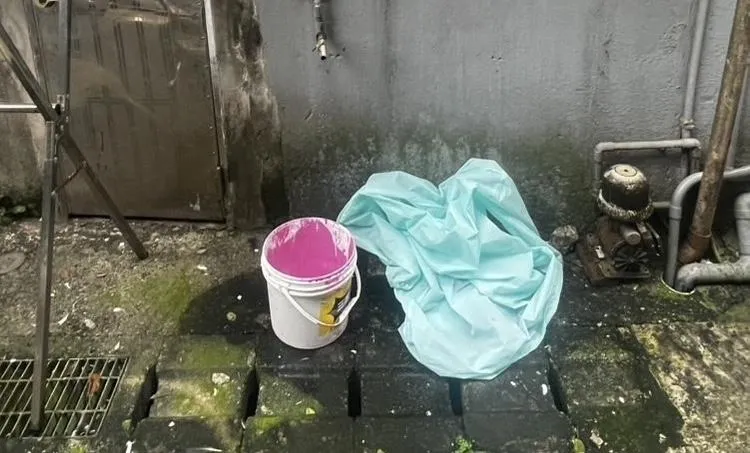警方查扣水桶與雨衣。（圖／翻攝畫面）