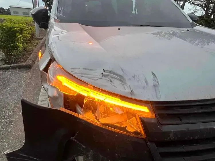 撞擊力道不小，白色車輛車頭嚴重損毀。（圖／警方提供）