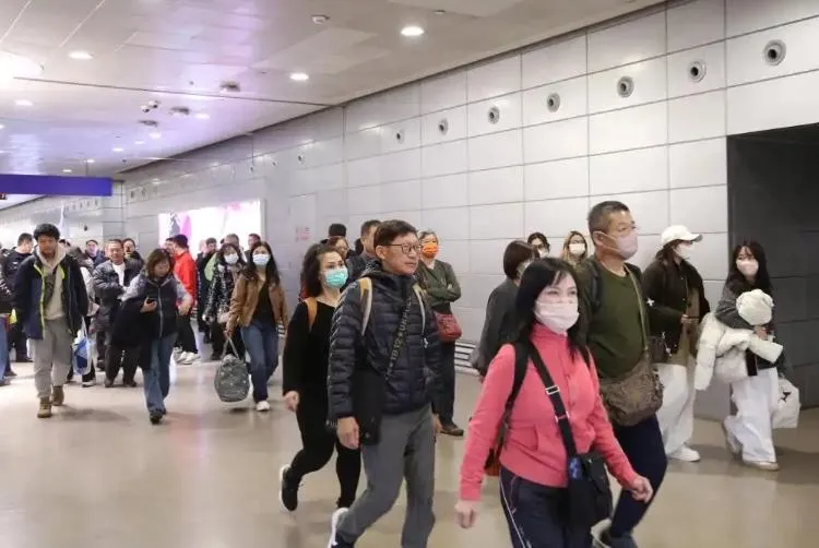 搭載70多名台胞的MU704班機順利抵達上海。(圖/翻攝《澎湃新聞》)