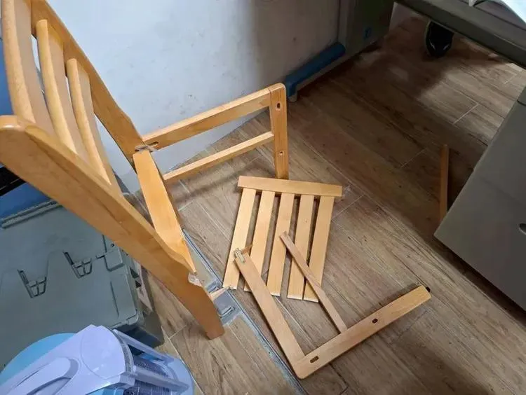 學生在老師進教室前刻意破壞、弄壞座椅，導致高齡任教多年的母親在毫不知情的情況下坐下，當場失去重心往後慘摔倒地。（圖／翻攝自Dcard）