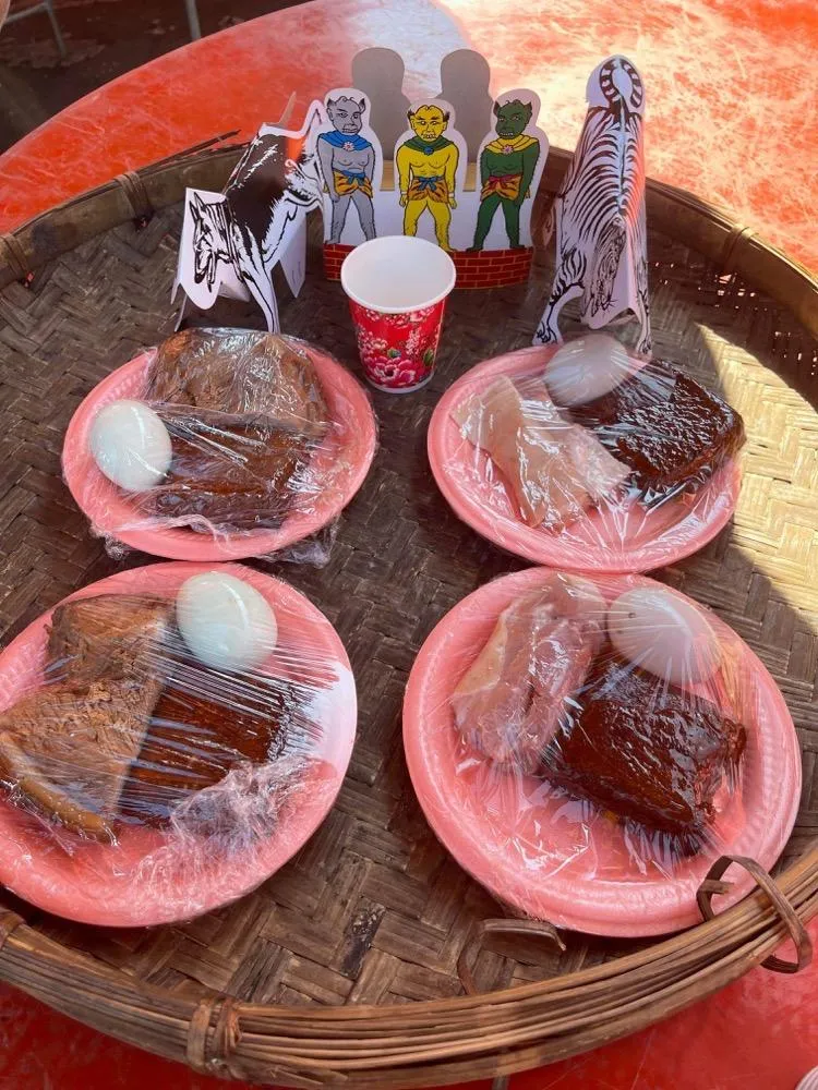 俗稱小三牲的鴨蛋、生豬肉、豆干是送煞科儀時經常準備的祭品，具有相當的意涵。(圖／三龍法師 提供)